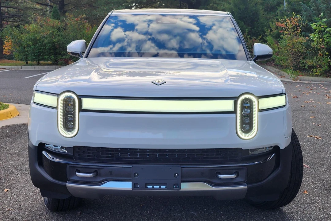 2023 Rivian R1S - Image 2 of 31