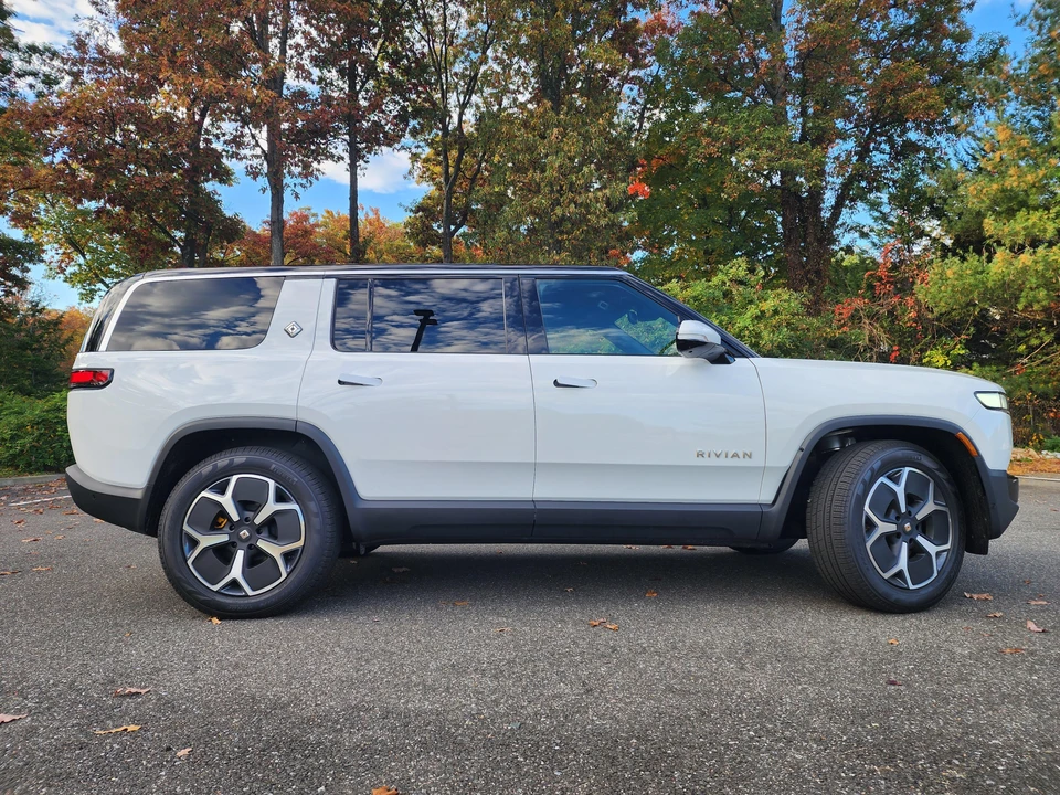 2023 Rivian R1S - Image 10 of 31
