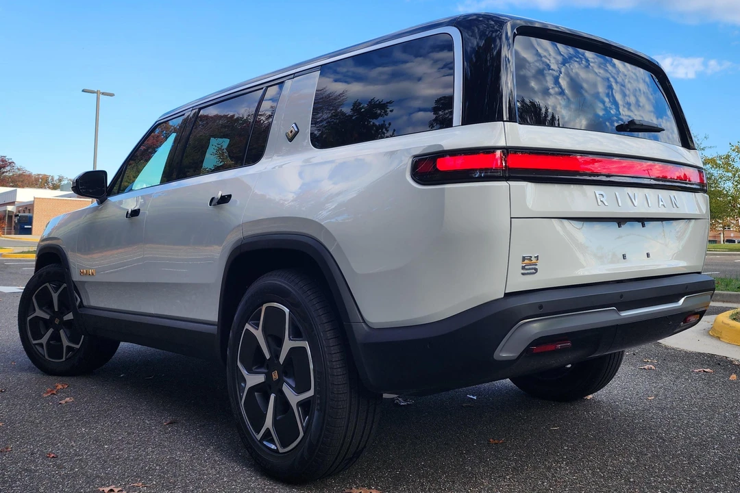 2023 Rivian R1S - Image 4 of 31