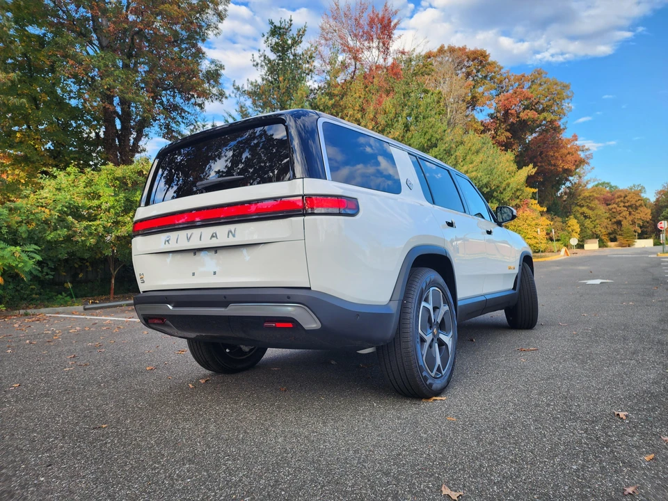 2023 Rivian R1S - Image 9 of 31