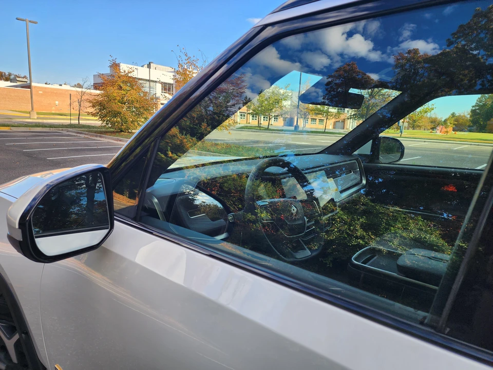 2023 Rivian R1S - Image 18 of 31