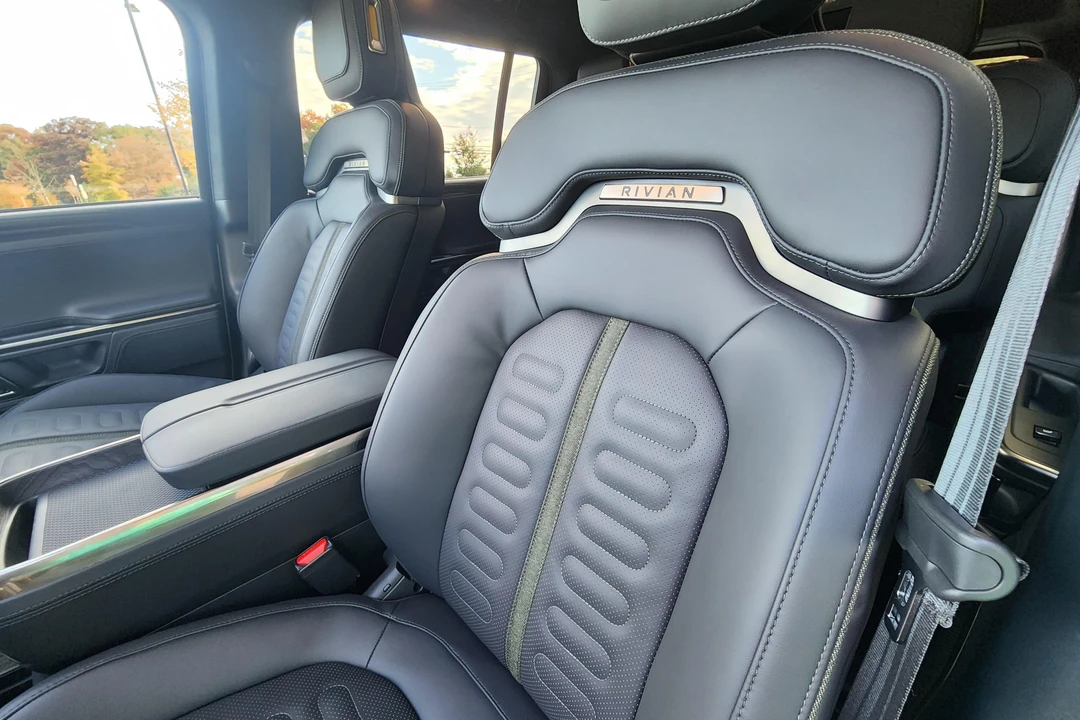 2023 Rivian R1S - Image 26 of 31