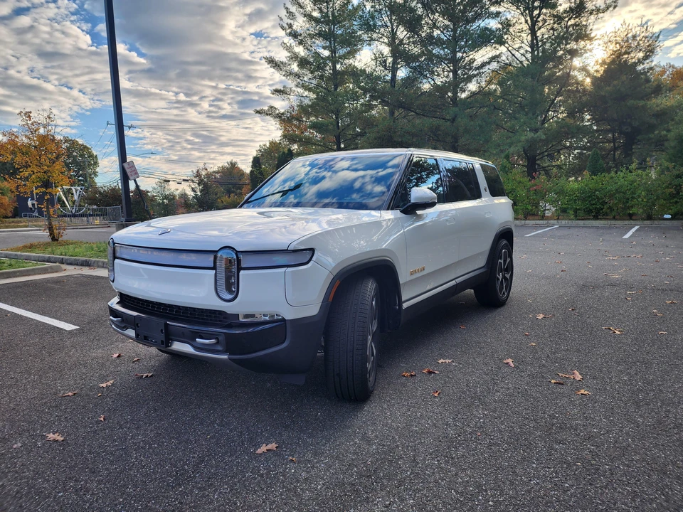 2023 Rivian R1S - Image 7 of 31