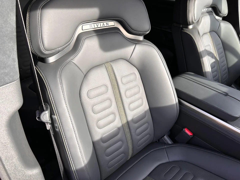 2023 Rivian R1S - Image 28 of 31