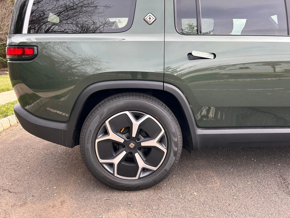 2023 Rivian R1S - Image 19 of 31