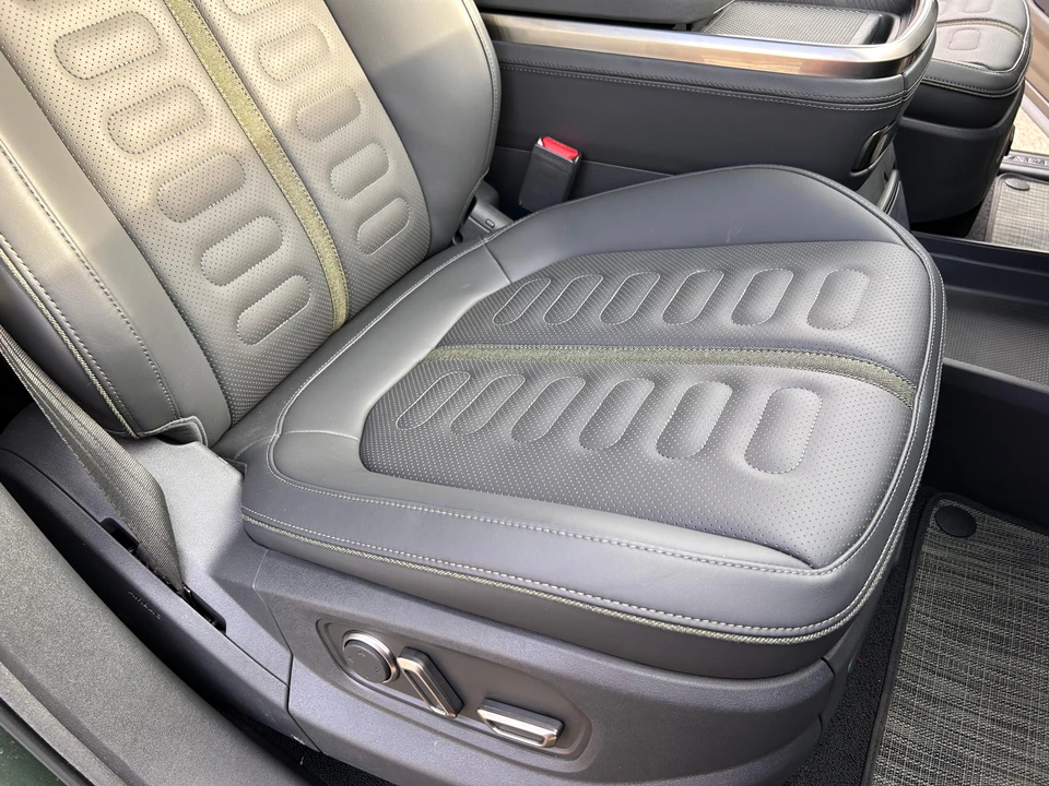 2023 Rivian R1S - Image 29 of 31