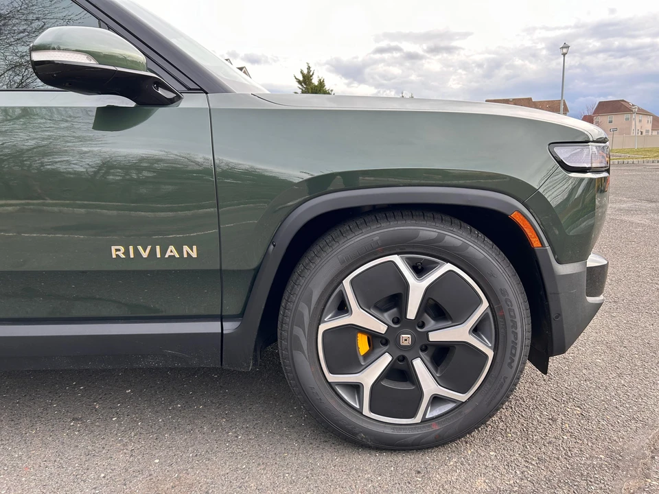 2023 Rivian R1S - Image 20 of 31