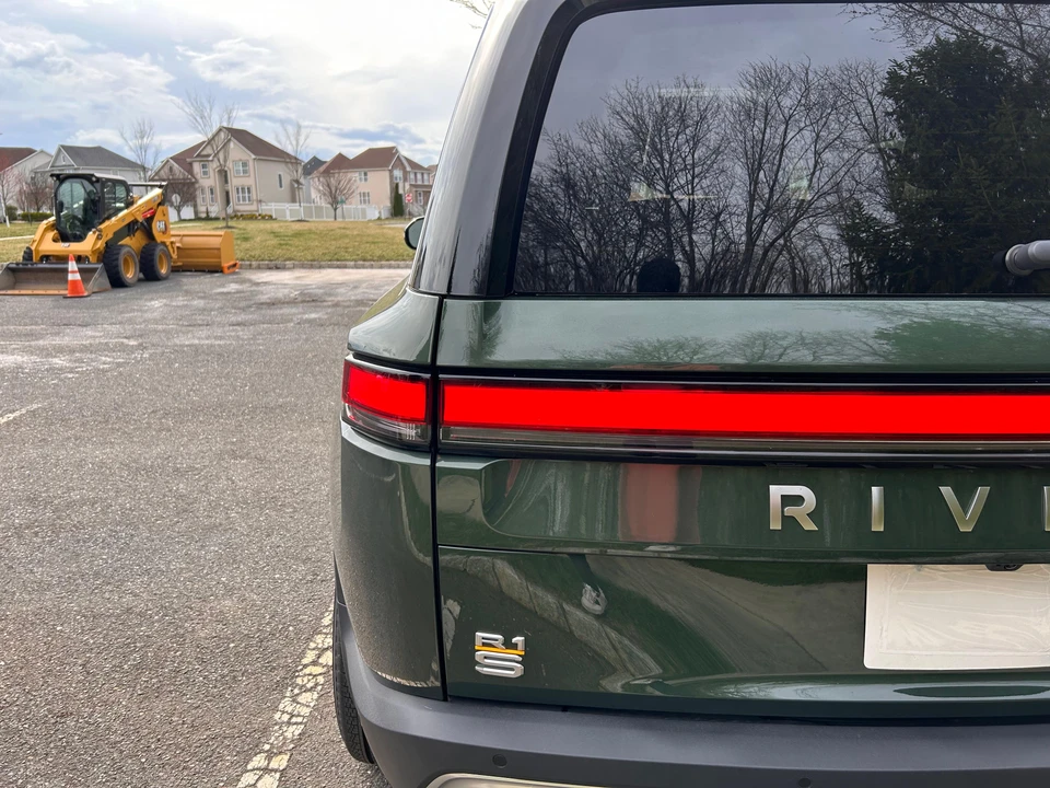2023 Rivian R1S - Image 14 of 31