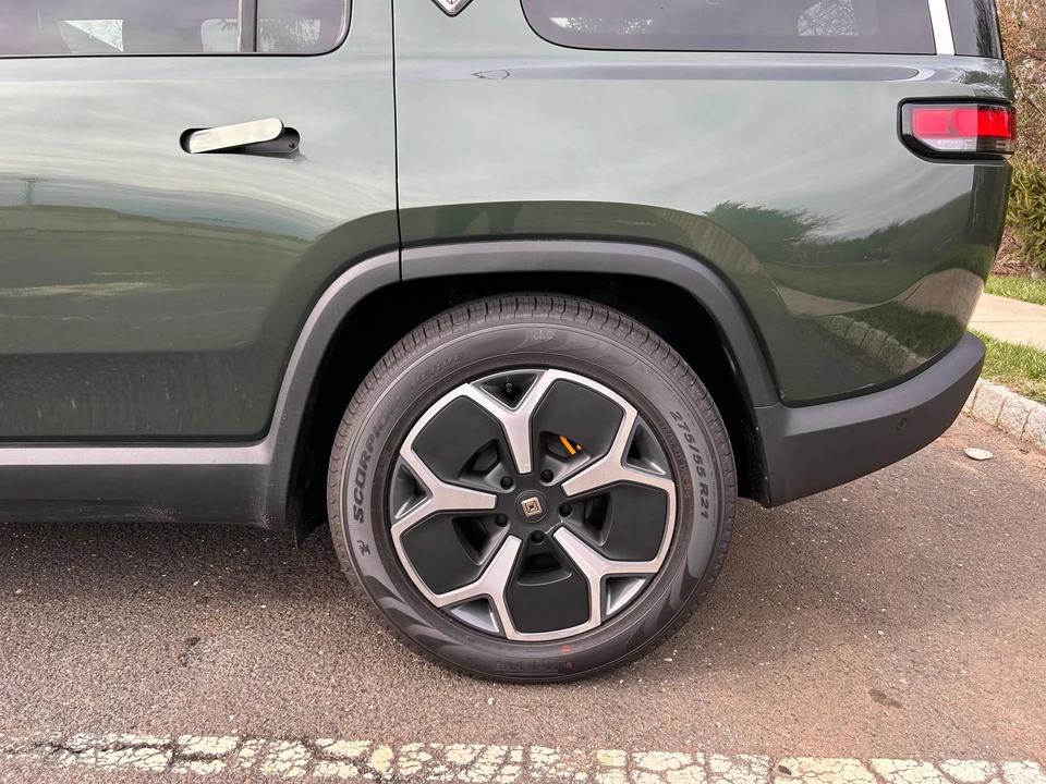 2023 Rivian R1S - Image 18 of 31