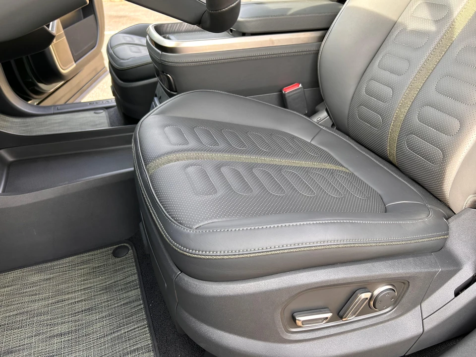 2023 Rivian R1S - Image 26 of 31
