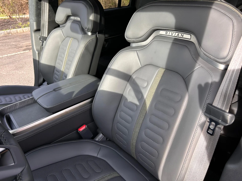 2023 Rivian R1S - Image 25 of 31