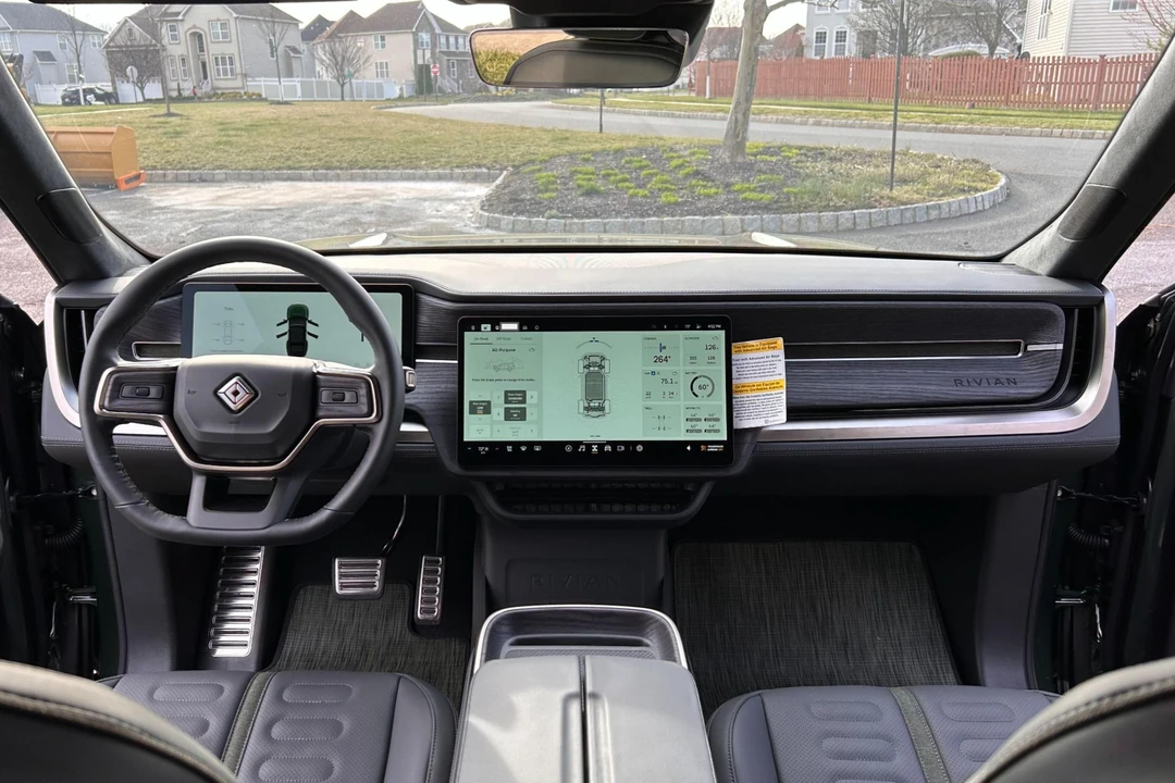2023 Rivian R1S - Image 21 of 31