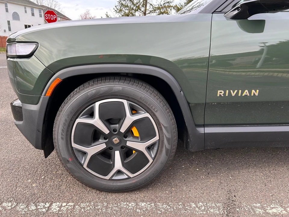 2023 Rivian R1S - Image 17 of 31