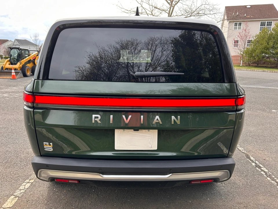 2023 Rivian R1S - Image 8 of 31