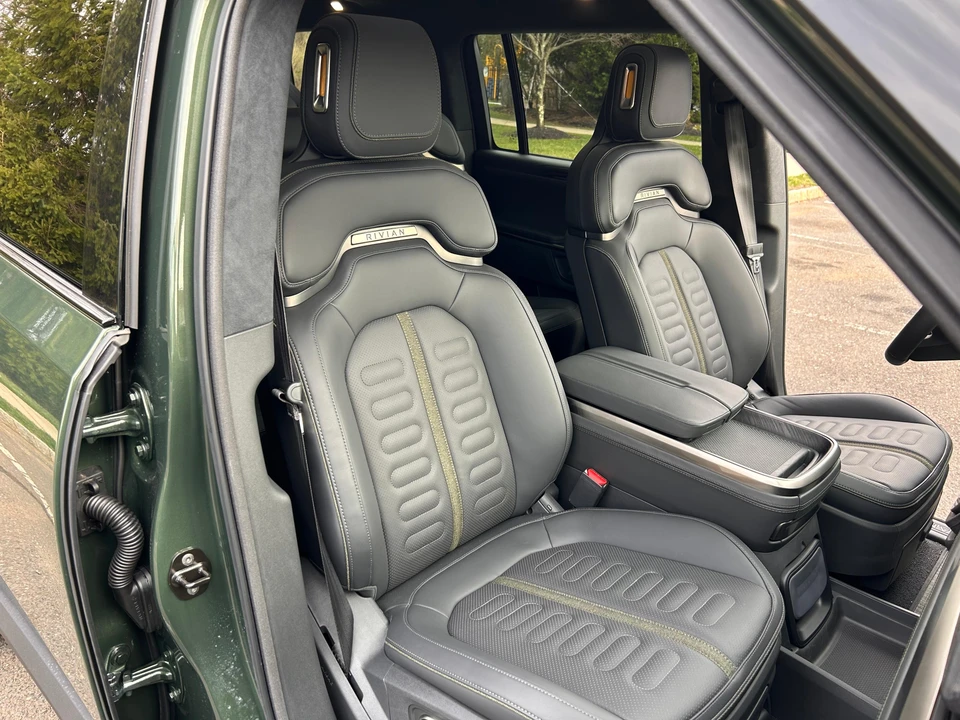 2023 Rivian R1S - Image 27 of 31