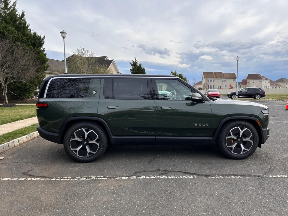2023 Rivian R1S - Image 10 of 31