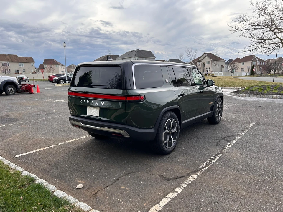 2023 Rivian R1S - Image 9 of 31
