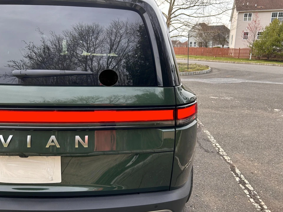 2023 Rivian R1S - Image 15 of 31