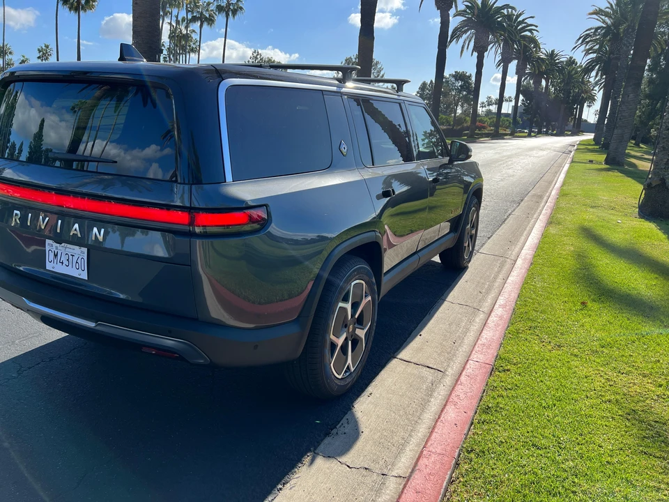 2023 Rivian R1S - Image 10 of 31