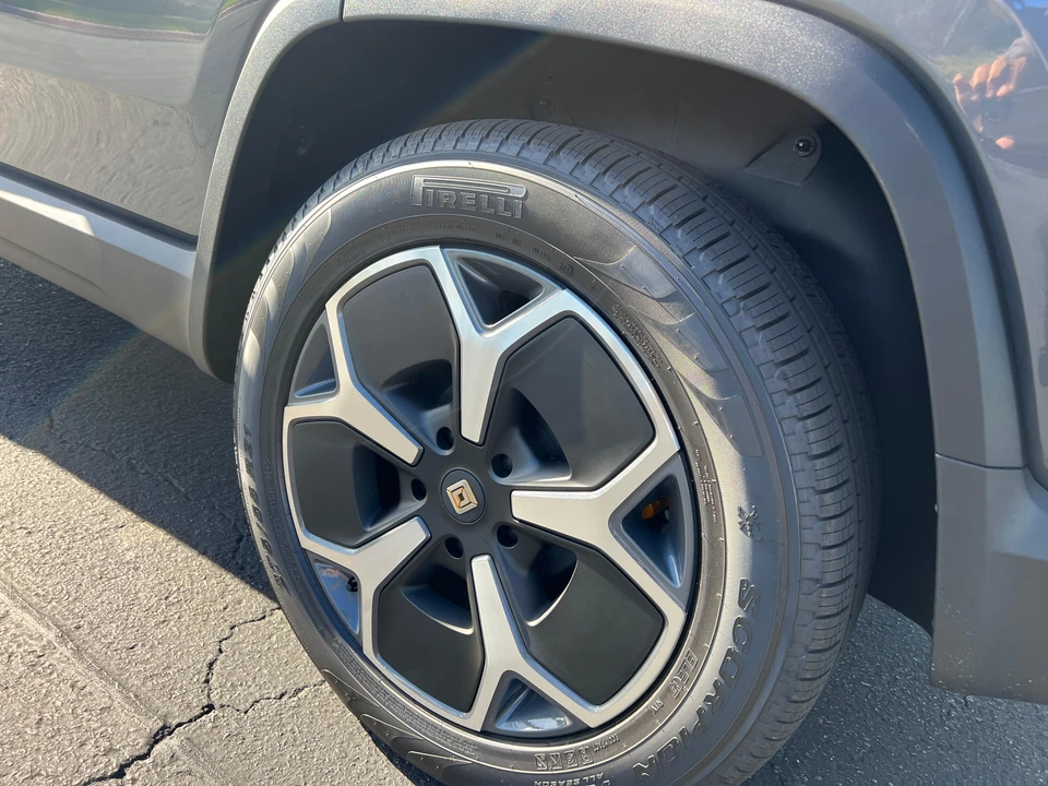 2023 Rivian R1S - Image 25 of 31
