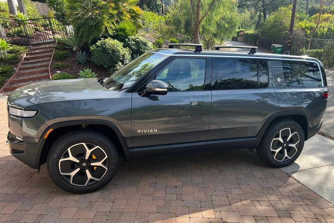 2023 Rivian R1S - Image 3 of 31