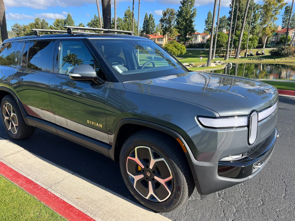 2023 Rivian R1S - Image 15 of 31