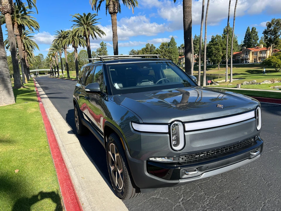 2023 Rivian R1S - Image 16 of 31