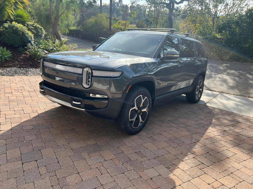 2023 Rivian R1S - Image 7 of 31