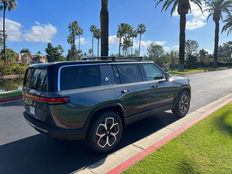 2023 Rivian R1S - Image 12 of 31