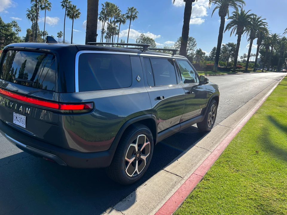 2023 Rivian R1S - Image 11 of 31