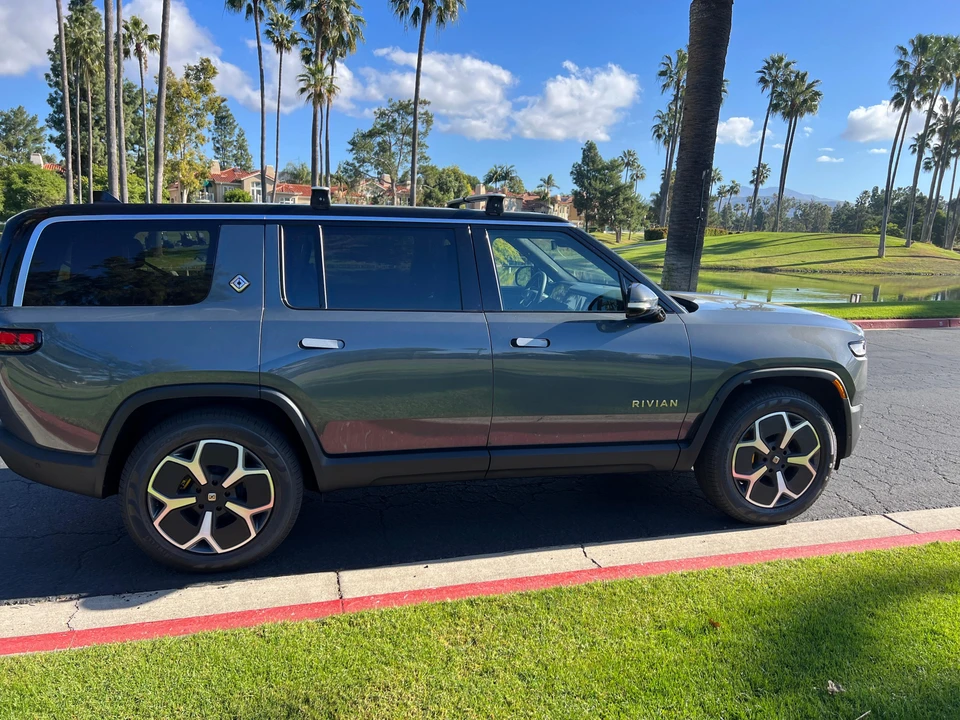 2023 Rivian R1S - Image 13 of 31
