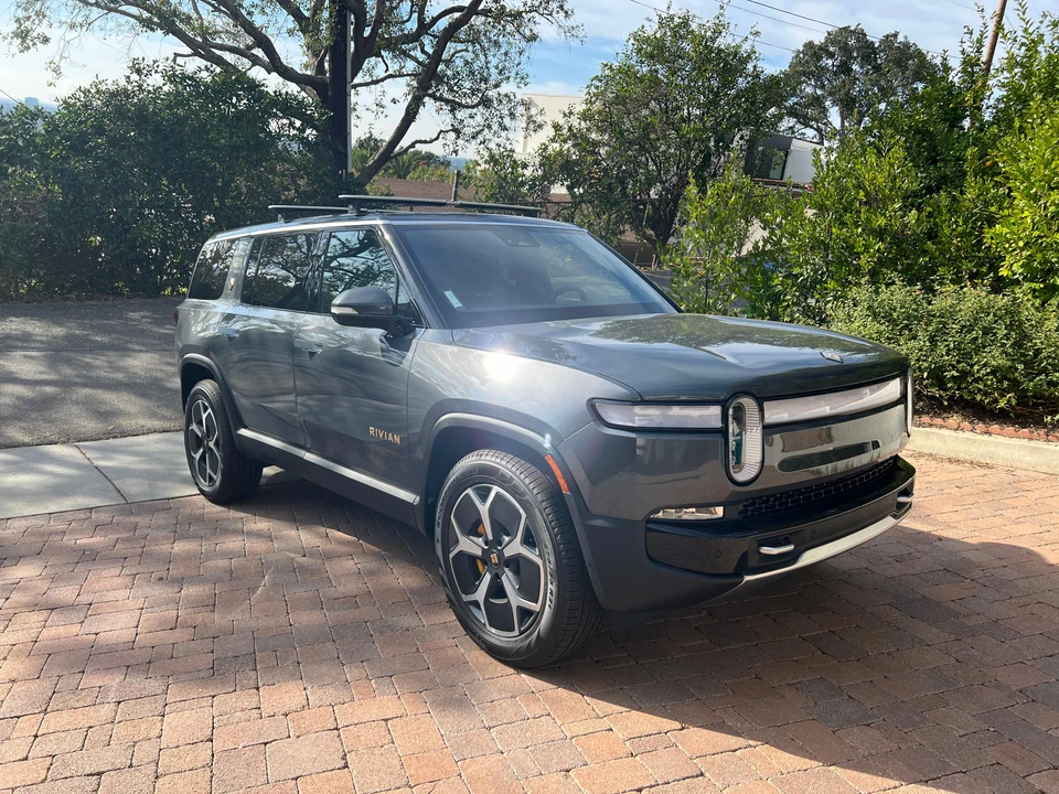 2023 Rivian R1S - Image 14 of 31