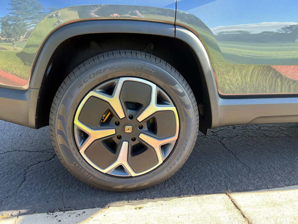 2023 Rivian R1S - Image 26 of 31