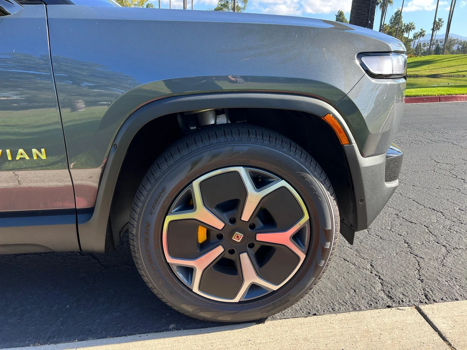 2023 Rivian R1S - Image 27 of 31