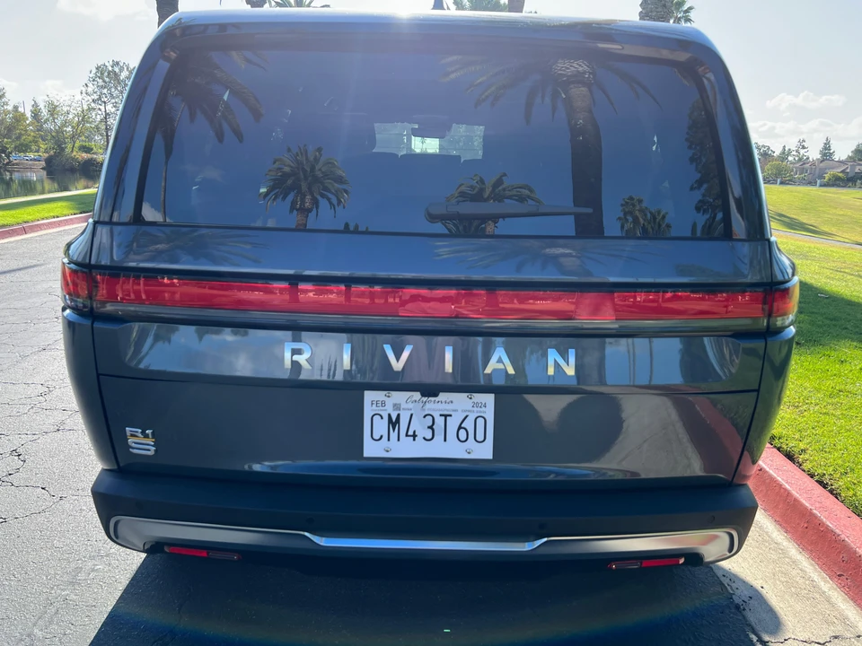 2023 Rivian R1S - Image 9 of 31