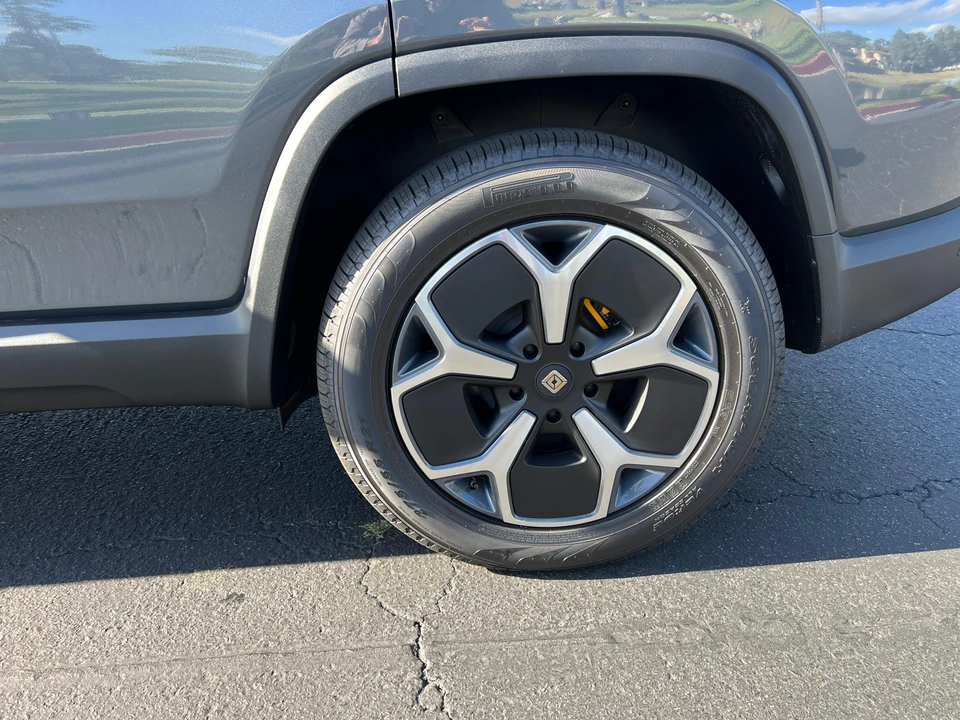 2023 Rivian R1S - Image 24 of 31