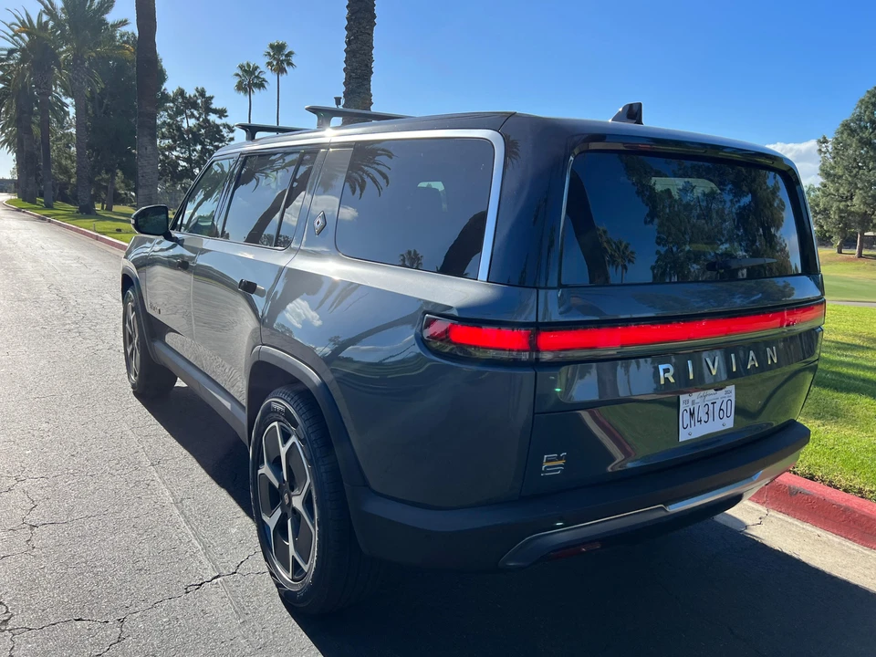 2023 Rivian R1S - Image 8 of 31