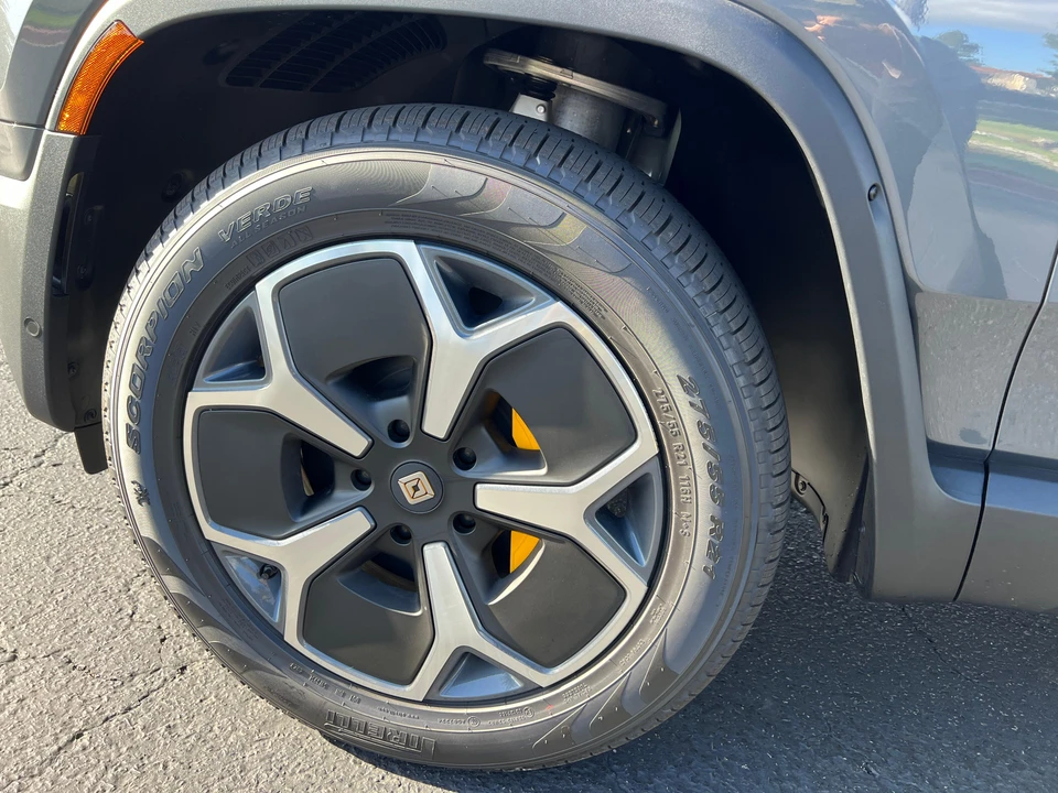 2023 Rivian R1S - Image 23 of 31