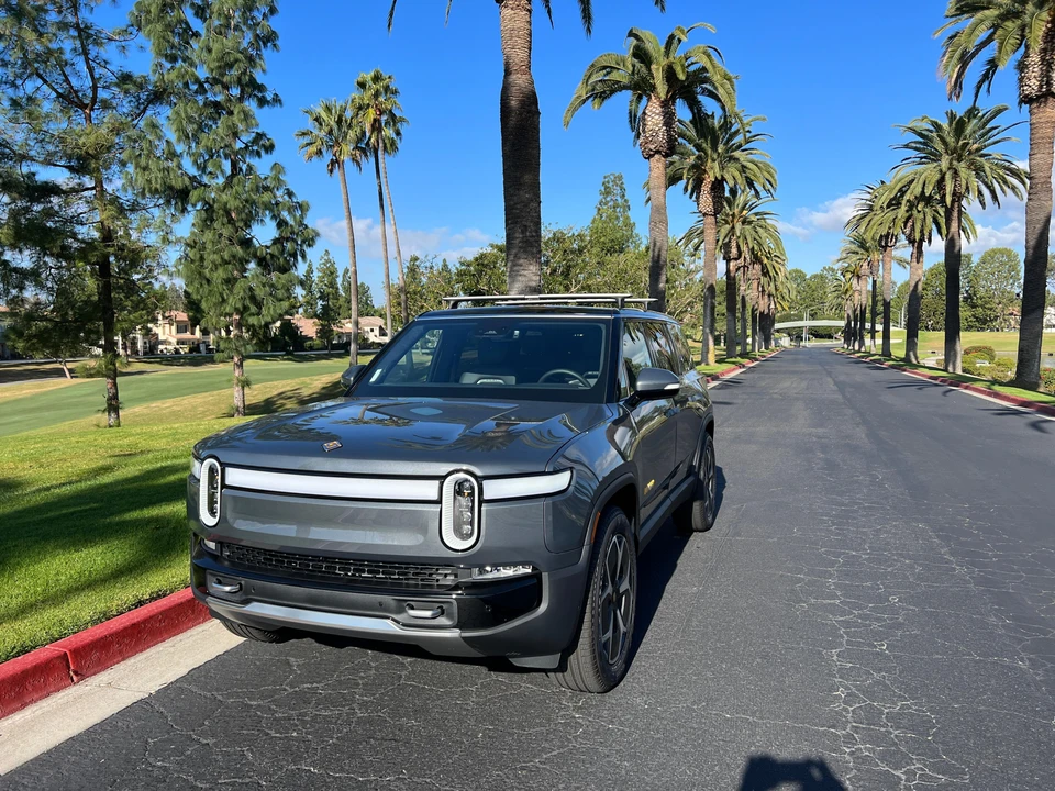 2023 Rivian R1S - Image 6 of 31