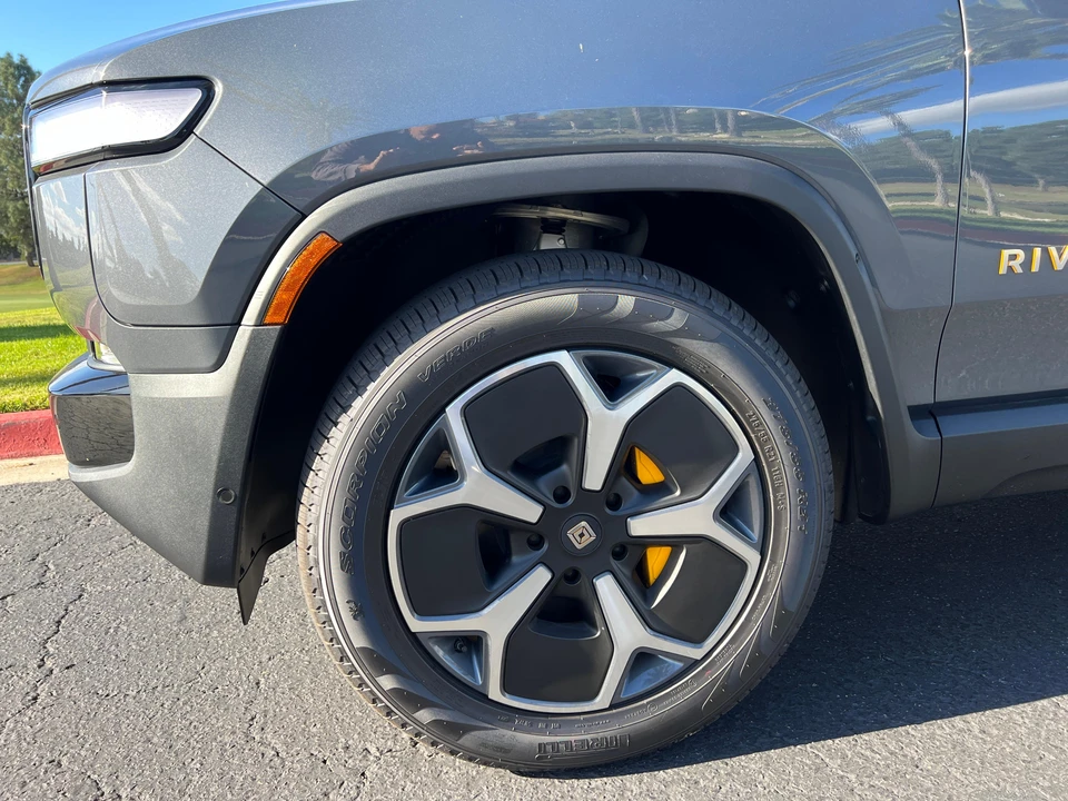 2023 Rivian R1S - Image 22 of 31