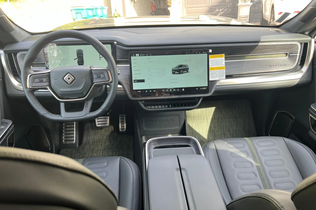 2023 Rivian R1S - Image 28 of 31
