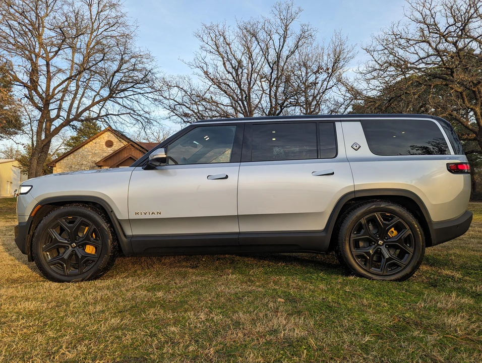 2023 Rivian R1S - Image 10 of 31