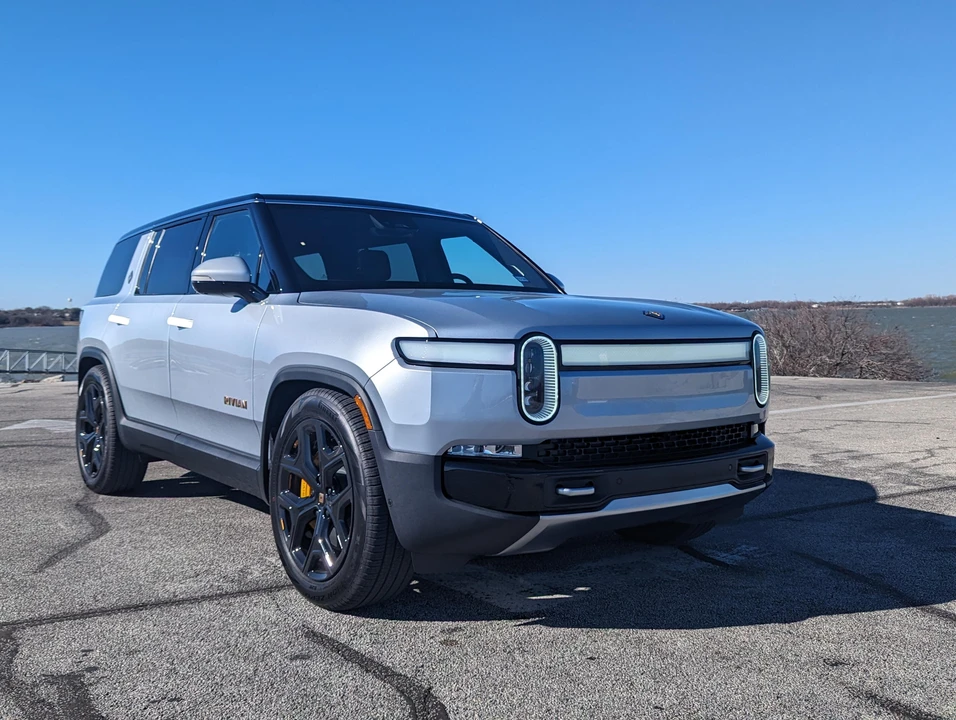2023 Rivian R1S - Image 18 of 31
