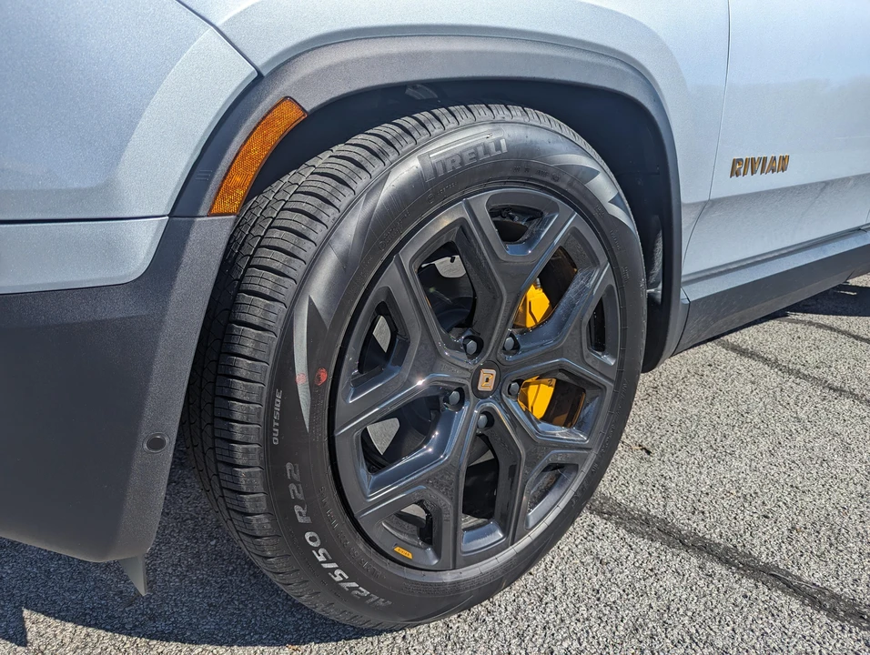 2023 Rivian R1S - Image 24 of 31