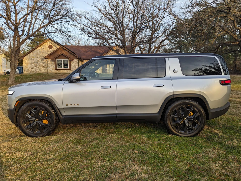 2023 Rivian R1S - Image 11 of 31
