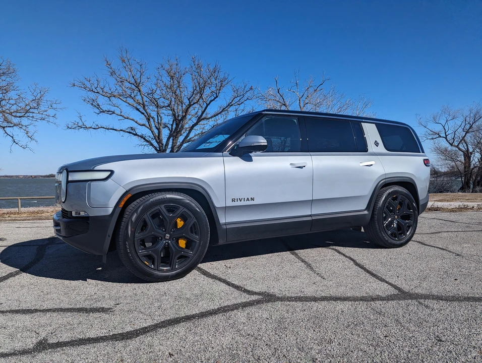 2023 Rivian R1S - Image 9 of 31