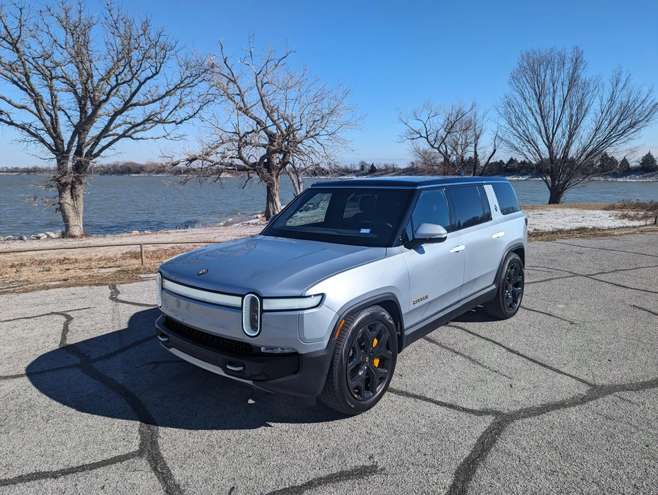 2023 Rivian R1S - Image 8 of 31