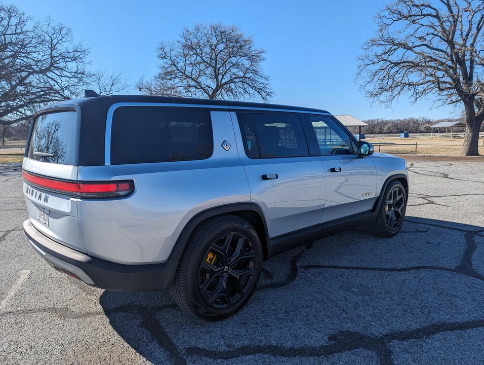 2023 Rivian R1S - Image 15 of 31