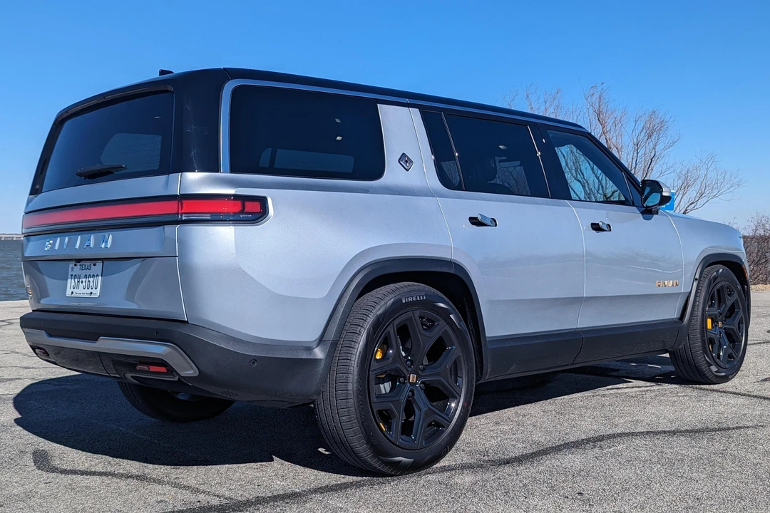 2023 Rivian R1S - Image 4 of 31