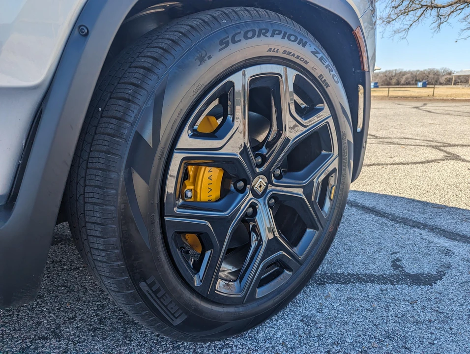 2023 Rivian R1S - Image 27 of 31